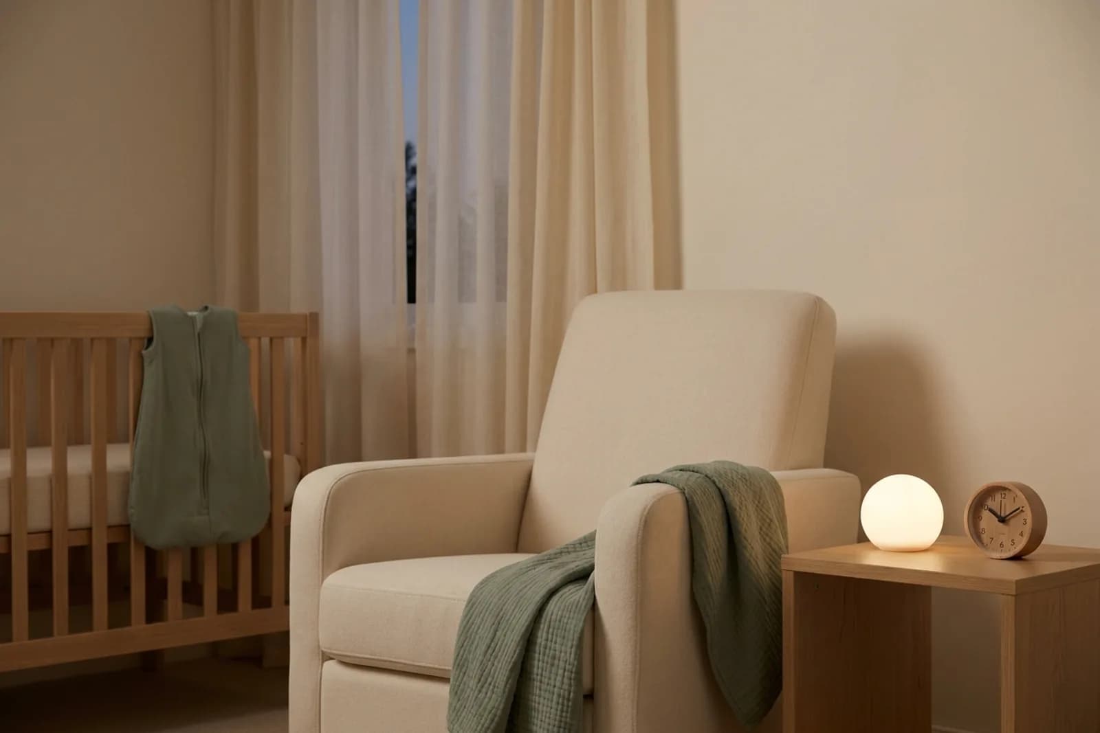 Rustige babykamer bij schemerlicht met een houten bedje, een zacht nachtlampje en een klein geluidsapparaatje op een plank
